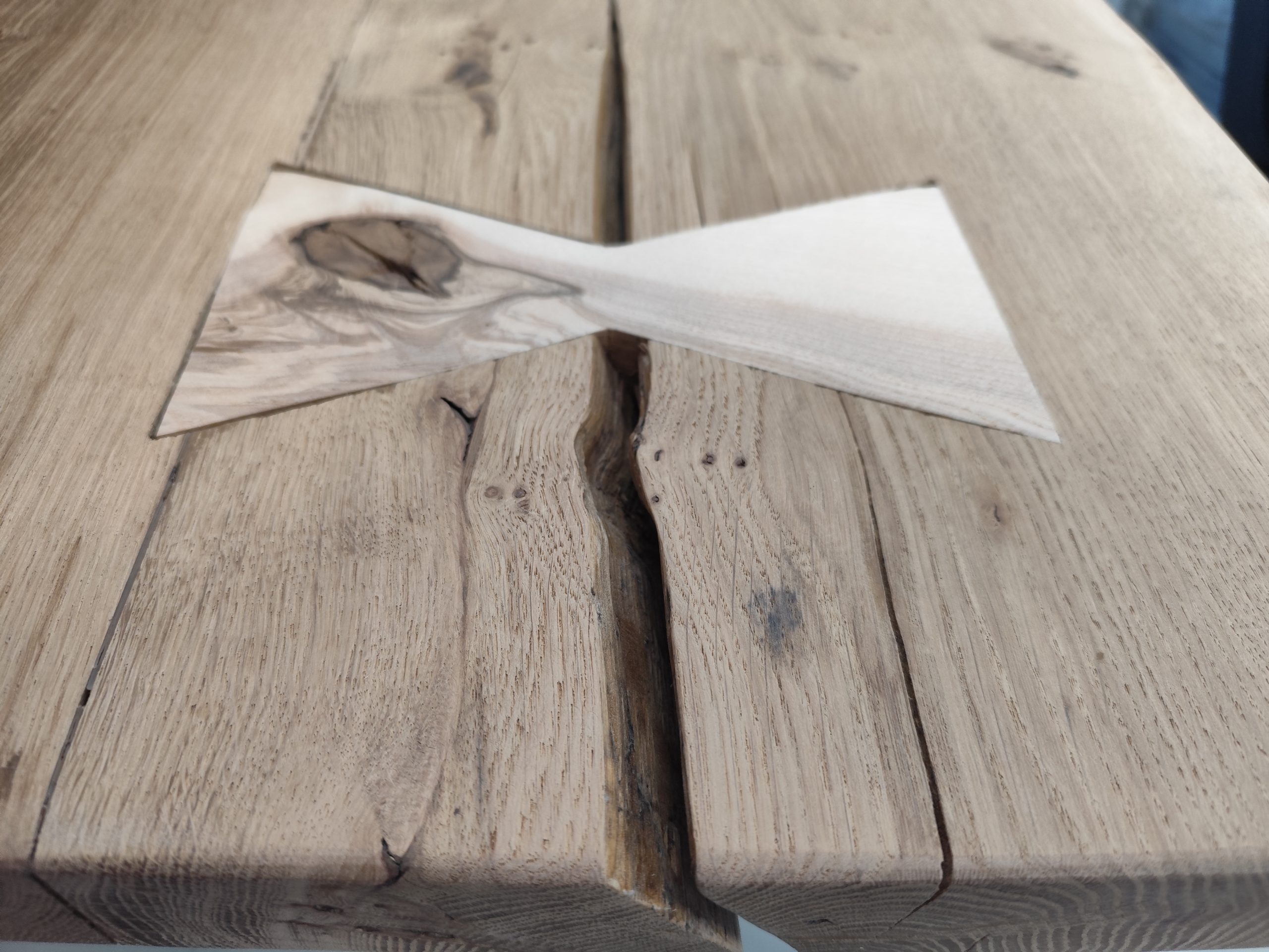 Table basse Papillon en chêne massif – Pieds OBLIK triple épingle – Image 6