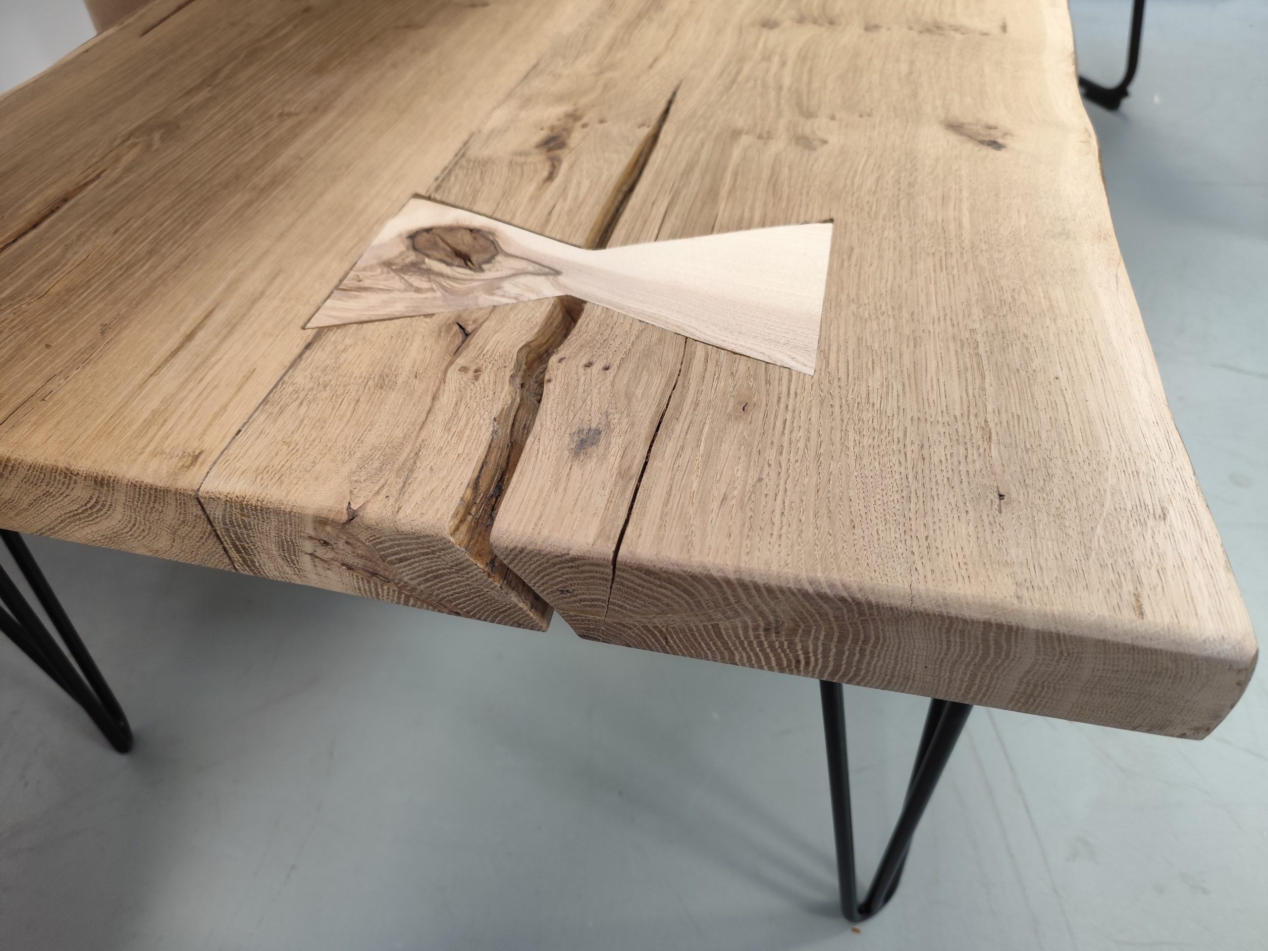 Table basse Papillon en chêne massif – Pieds OBLIK triple épingle – Image 3