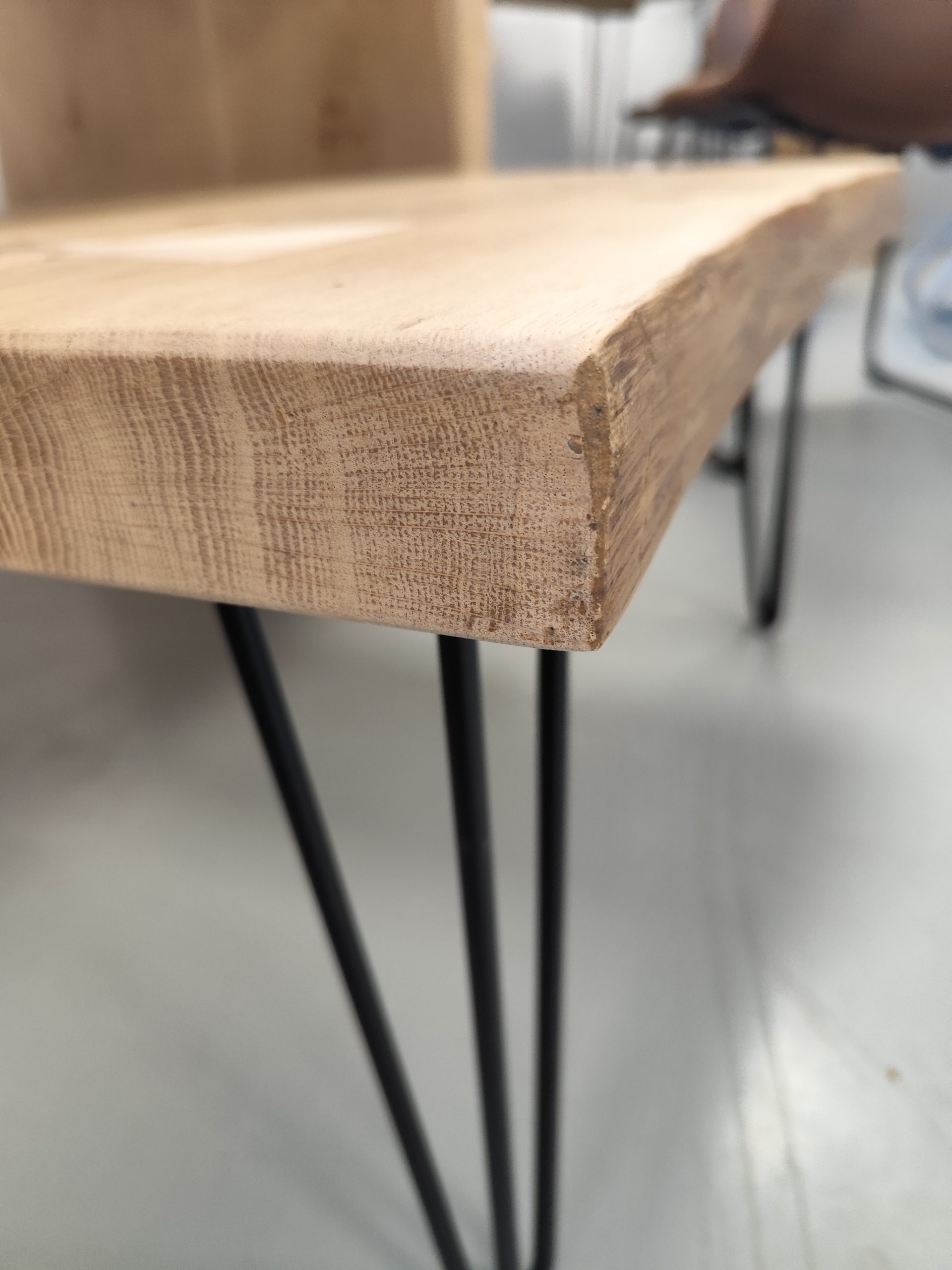 Table basse Papillon en chêne massif – Pieds OBLIK triple épingle – Image 2