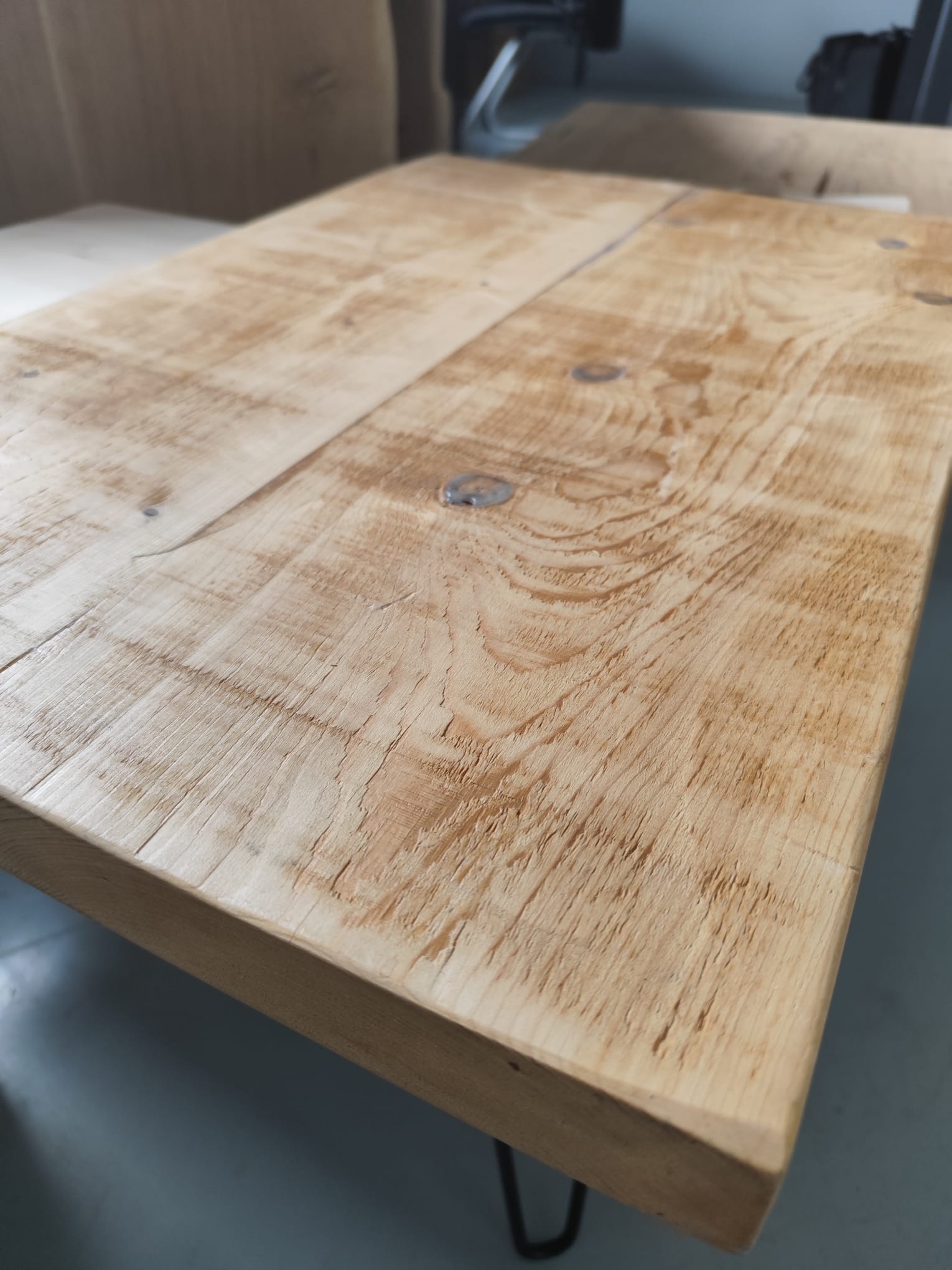 Table Aubra – Plateau en pin vernis foncé, pieds personnalisables – Image 2