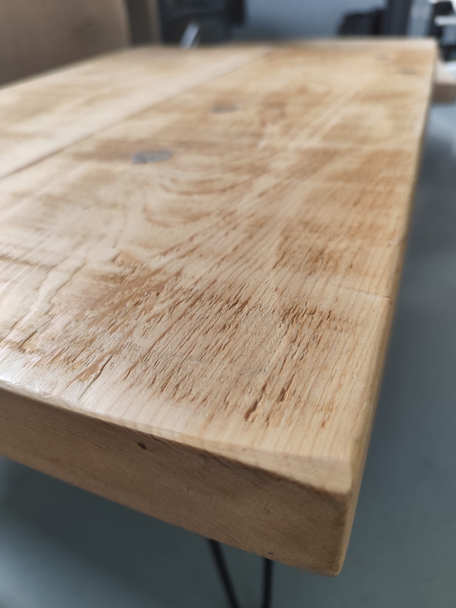 Table Aubra – Plateau en pin vernis foncé, pieds personnalisables – Image 3