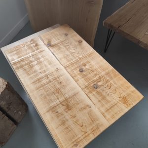 Table Aubra – Plateau en pin vernis foncé, pieds personnalisables