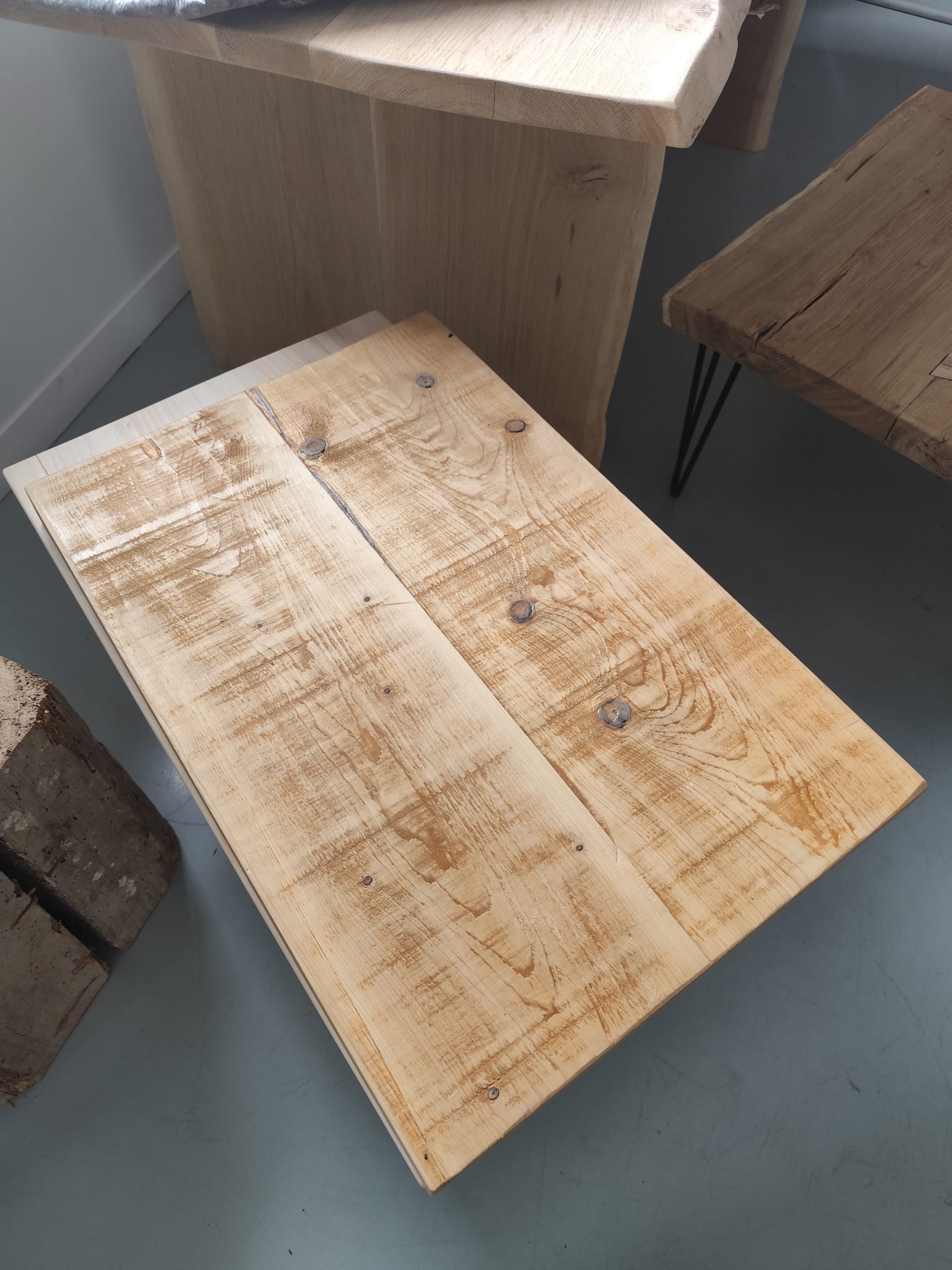 Table Aubra – Plateau en pin vernis foncé, pieds personnalisables