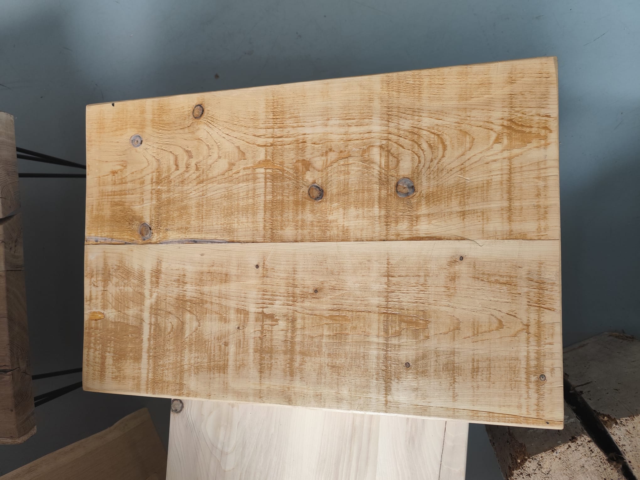 Table Aubra – Plateau en pin vernis foncé, pieds personnalisables – Image 4