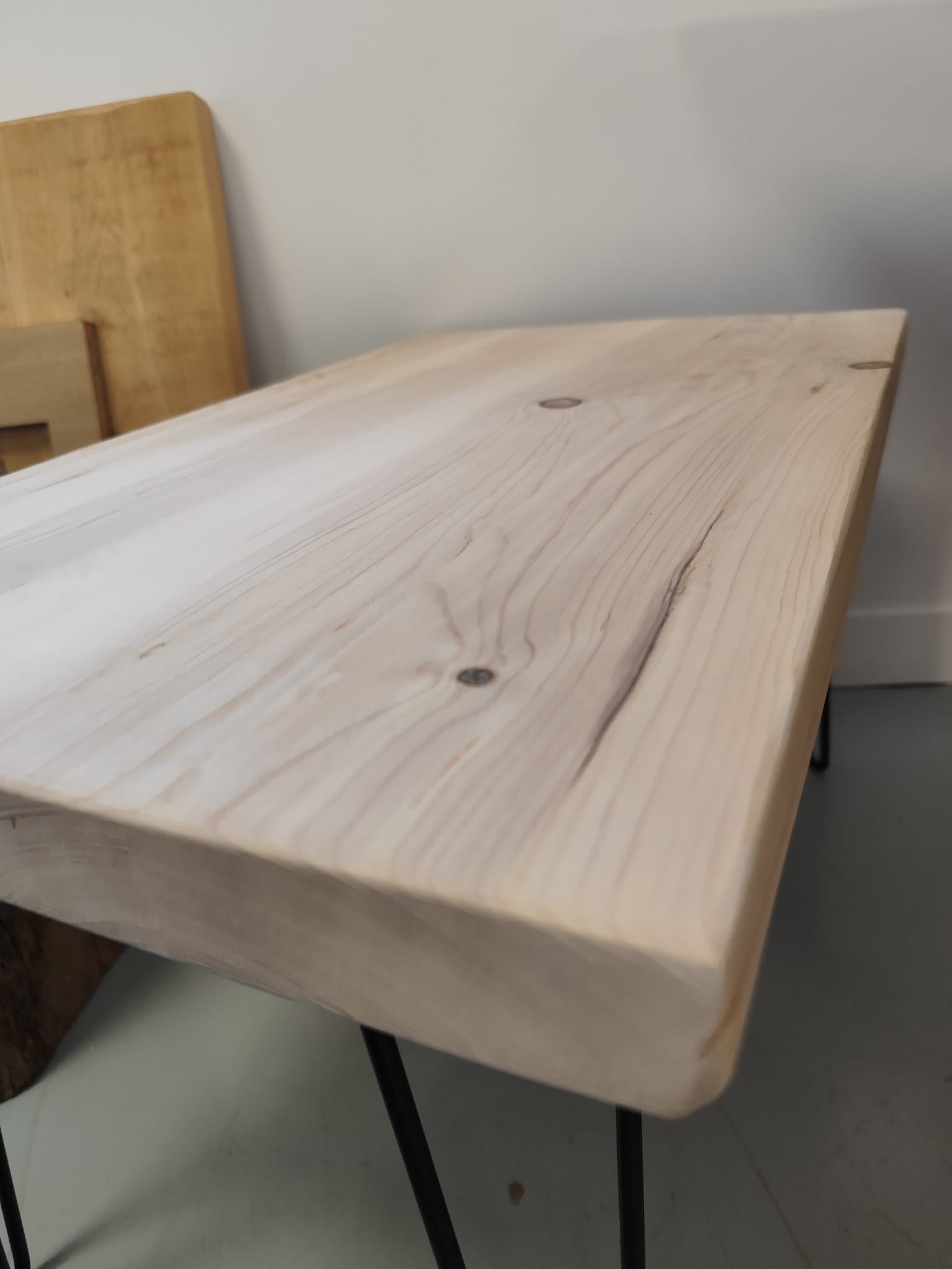 Table d’appoint Sylva en pin – Pieds LINEA triple épingle – Image 3