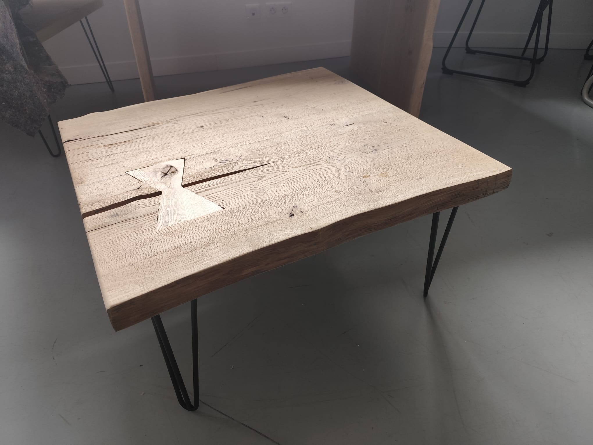 Table basse Papillon en chêne massif – Pieds OBLIK triple épingle