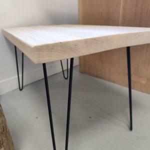 Table d’appoint Sylva en pin – Pieds LINEA triple épingle