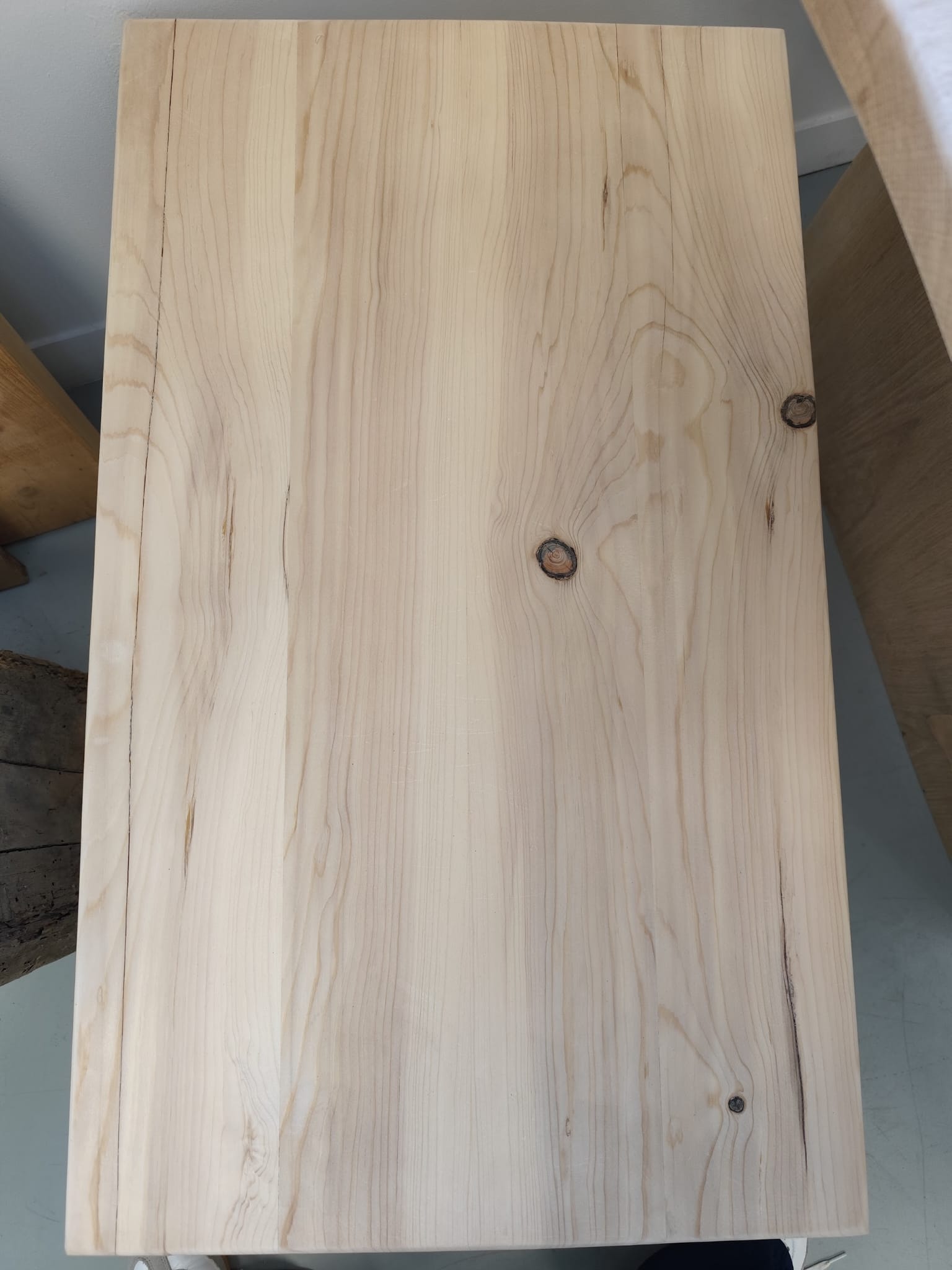 Table d’appoint Sylva en pin – Pieds LINEA triple épingle – Image 4