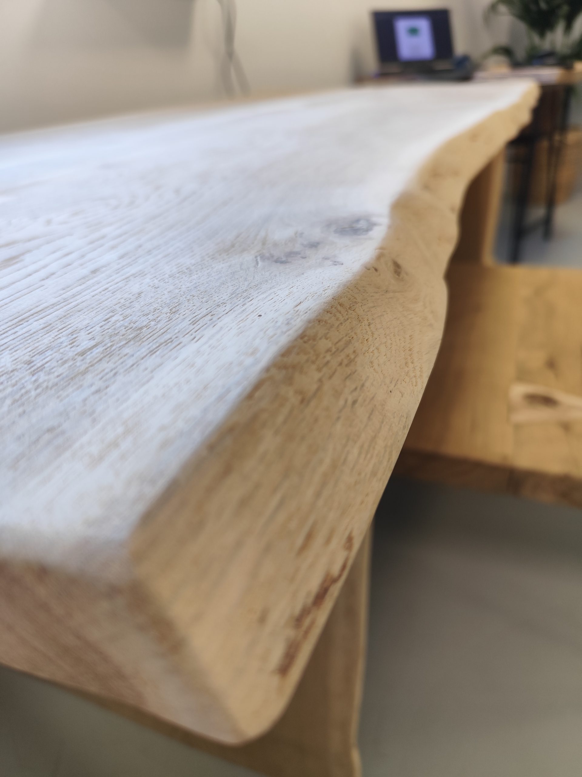 Grande table "Boisillon" en chêne massif – Insert papillons Meranti & pieds Noeuda – Image 3