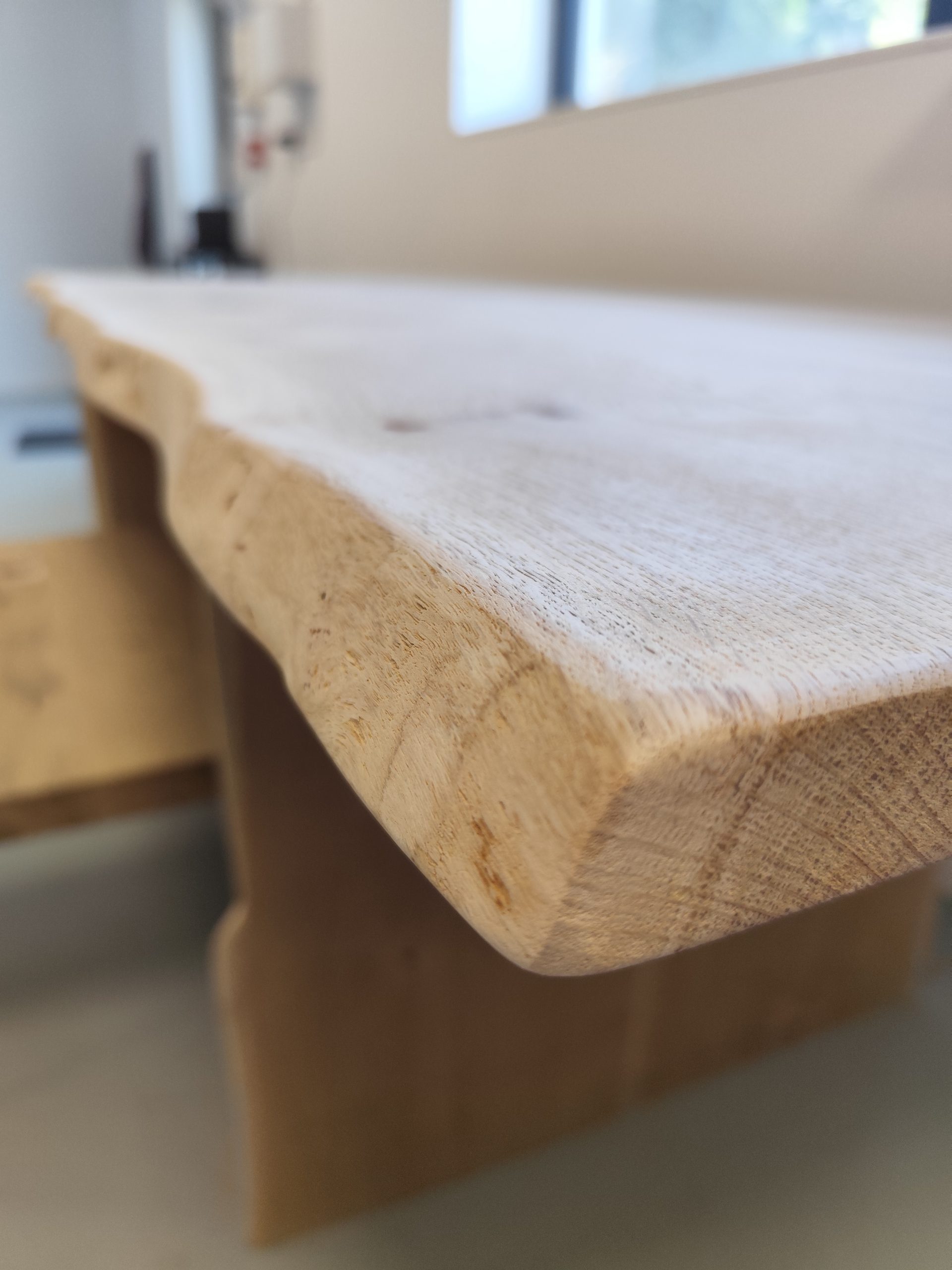 Grande table "Boisillon" en chêne massif – Insert papillons Meranti & pieds Noeuda – Image 2