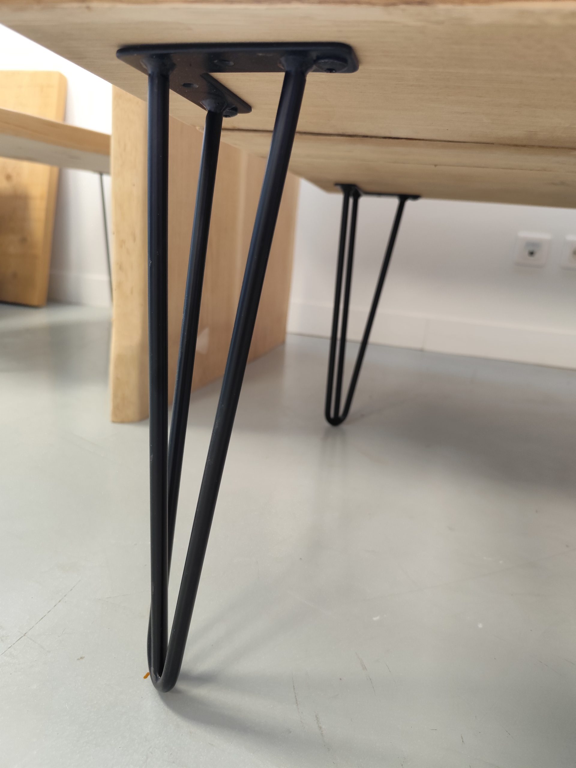 Pied de table Volta – Acier noir moyen bas large (40x11 cm)