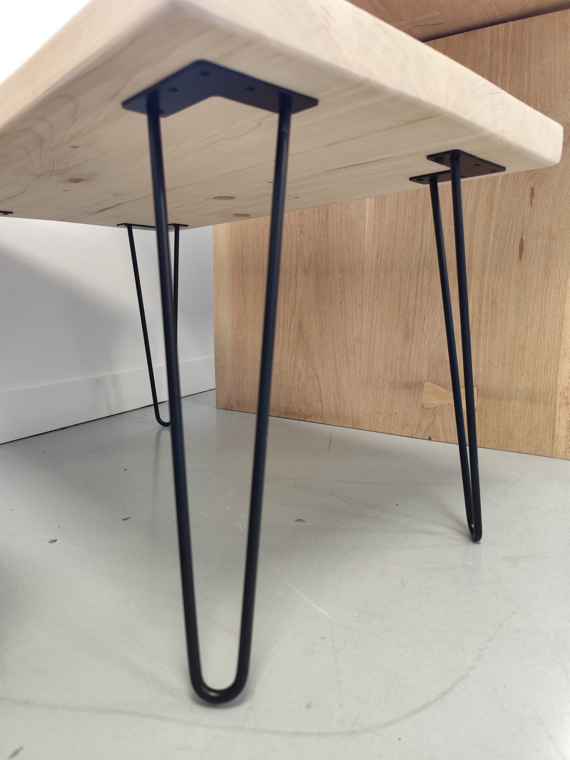 Pied de table Oblik – Acier noir triple tige bas (35x11 cm)