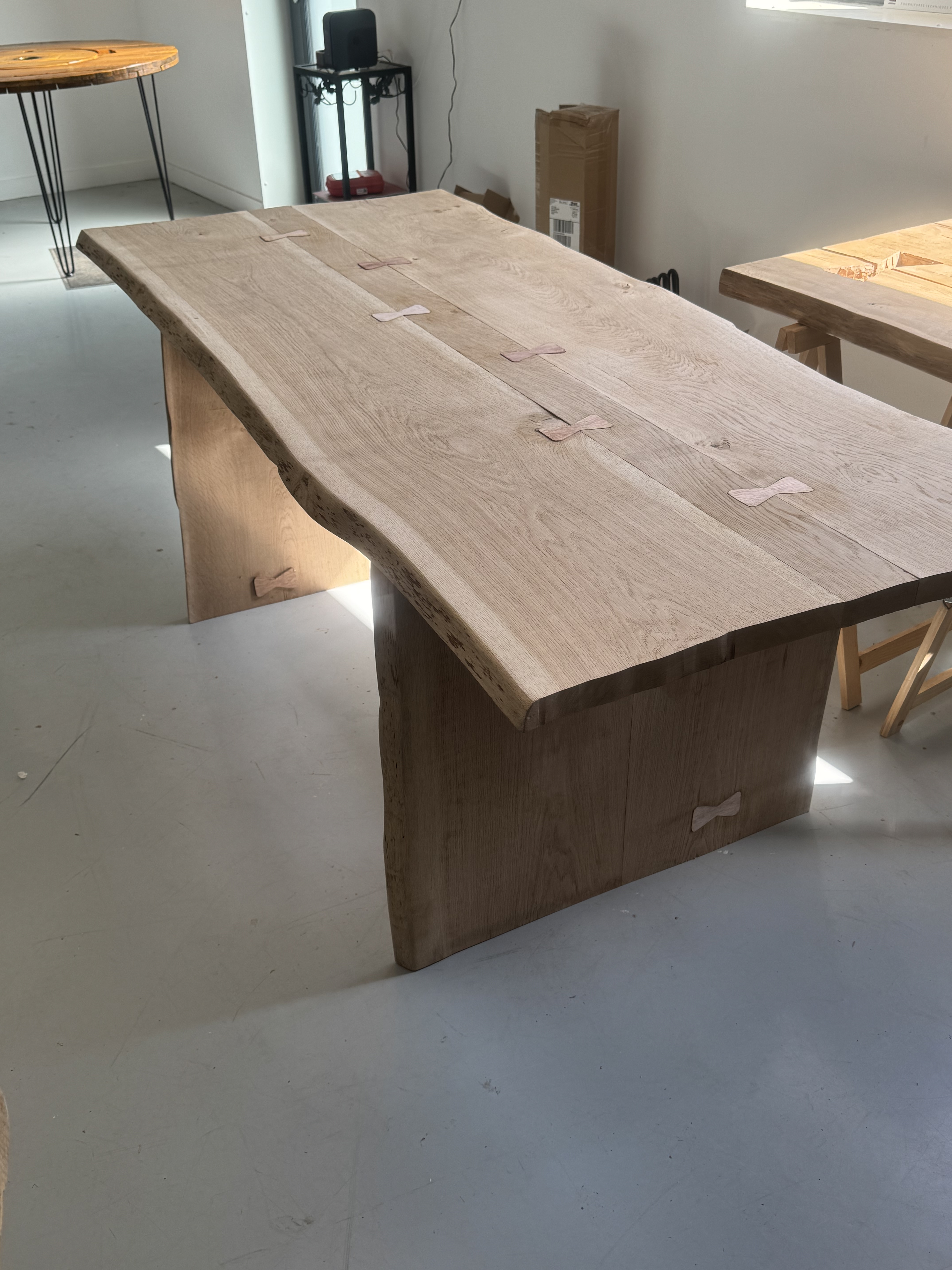 Grande table "Boisillon" en chêne massif – Insert papillons Meranti & pieds Noeuda – Image 7