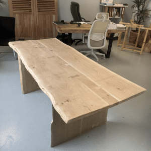 Grande table "Boisillon" en chêne massif – Insert papillons Meranti & pieds Noeuda