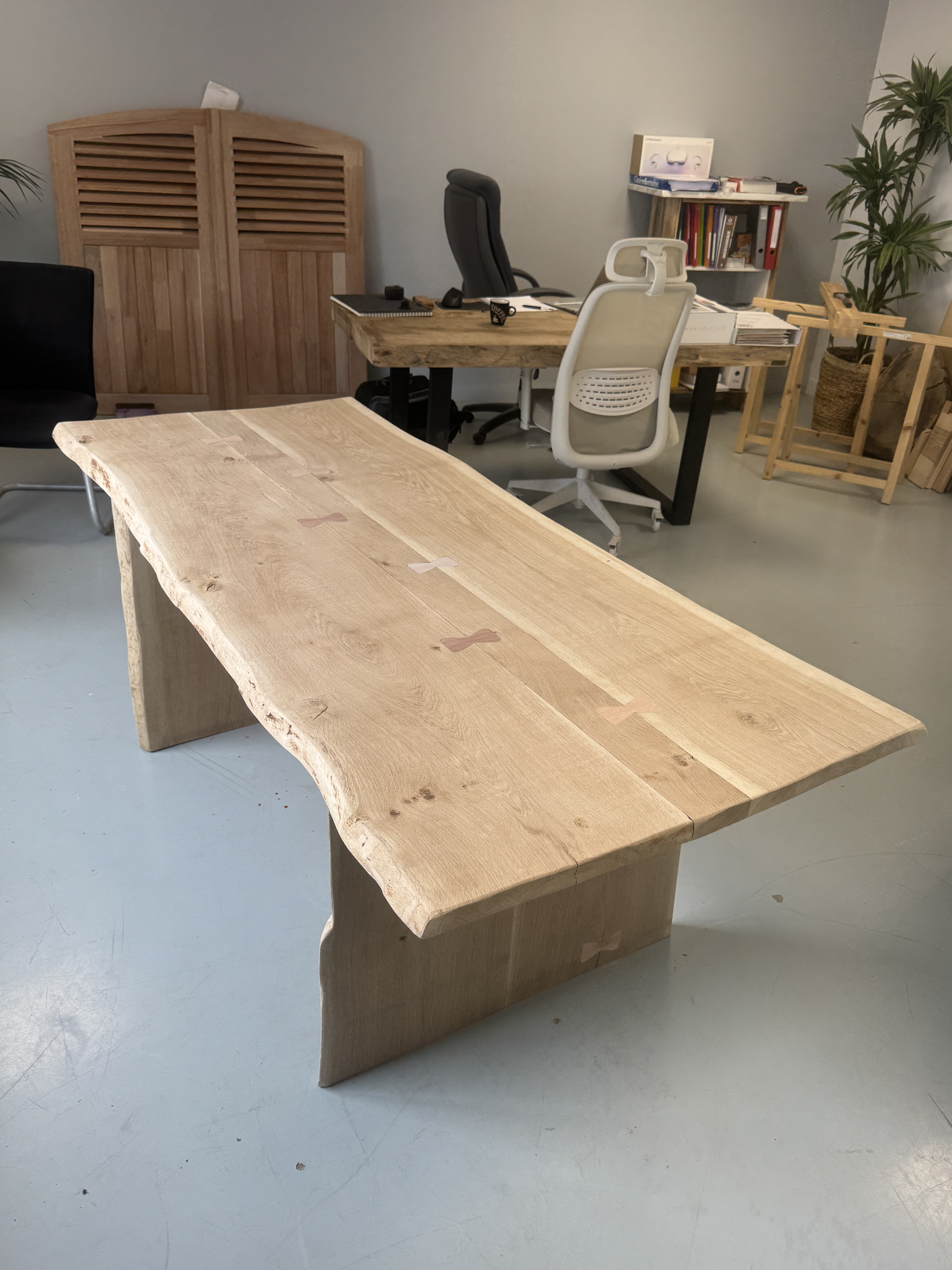 Grande table "Boisillon" en chêne massif – Insert papillons Meranti & pieds Noeuda