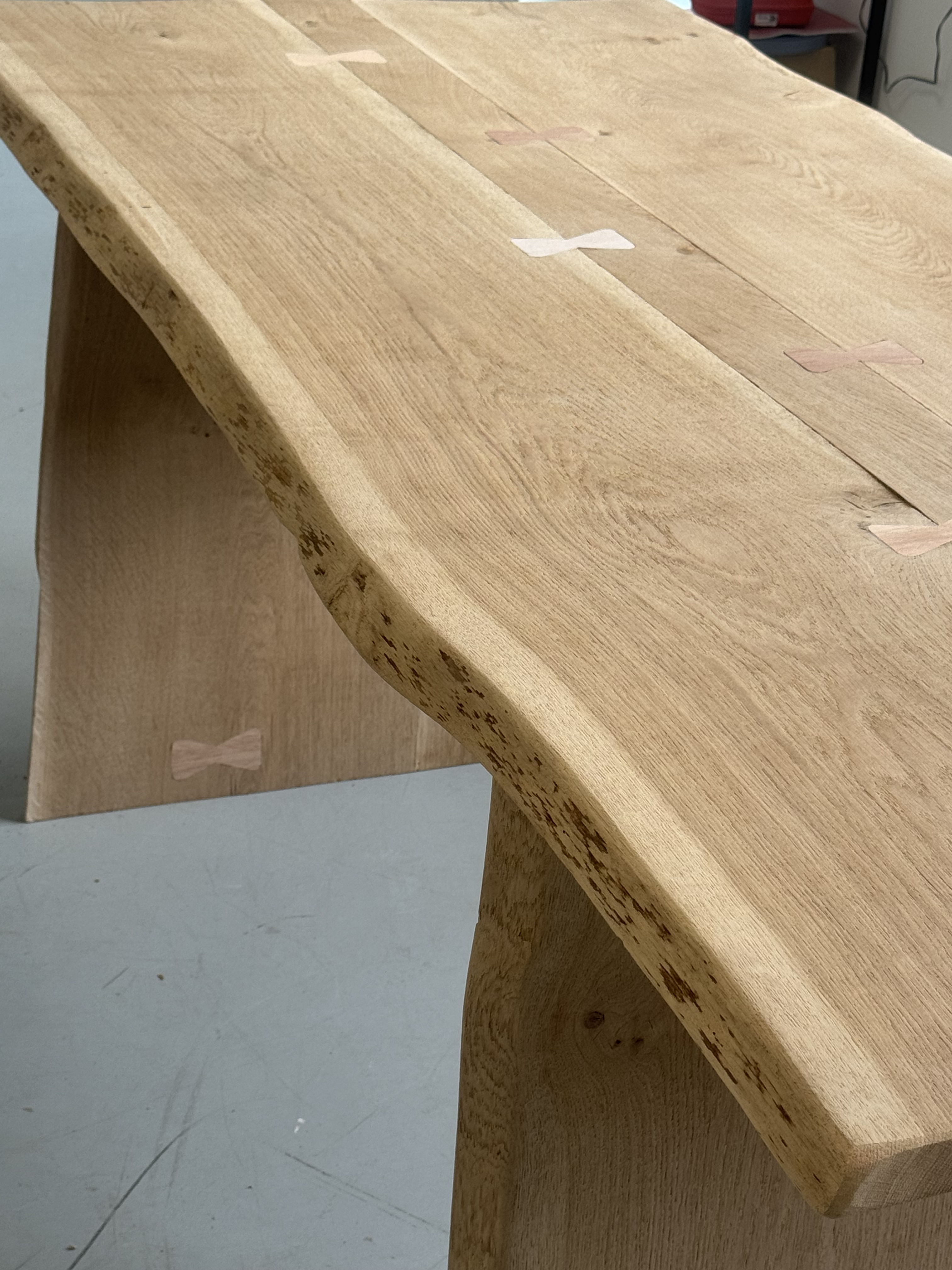 Grande table "Boisillon" en chêne massif – Insert papillons Meranti & pieds Noeuda – Image 8