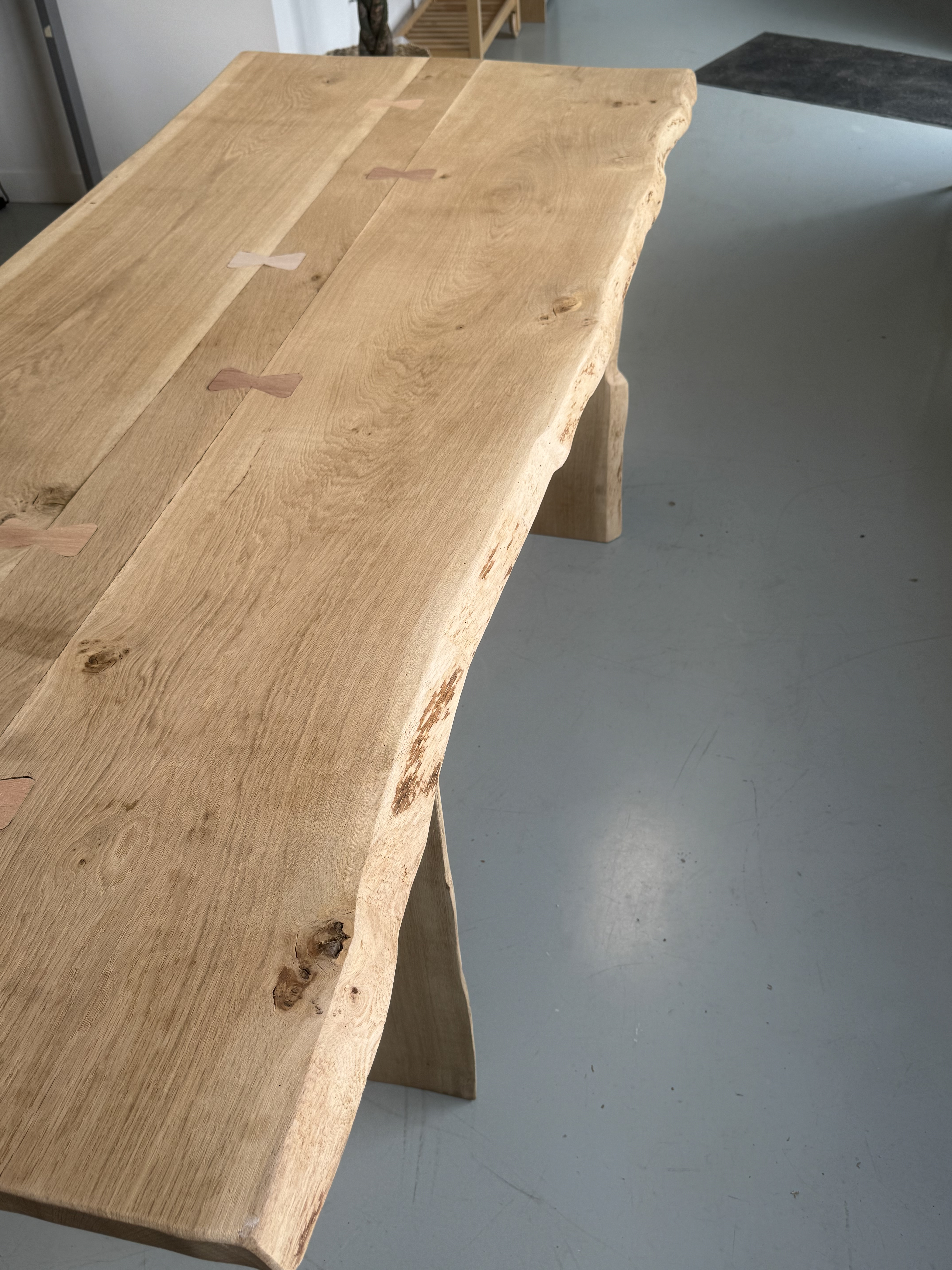 Grande table "Boisillon" en chêne massif – Insert papillons Meranti & pieds Noeuda – Image 5