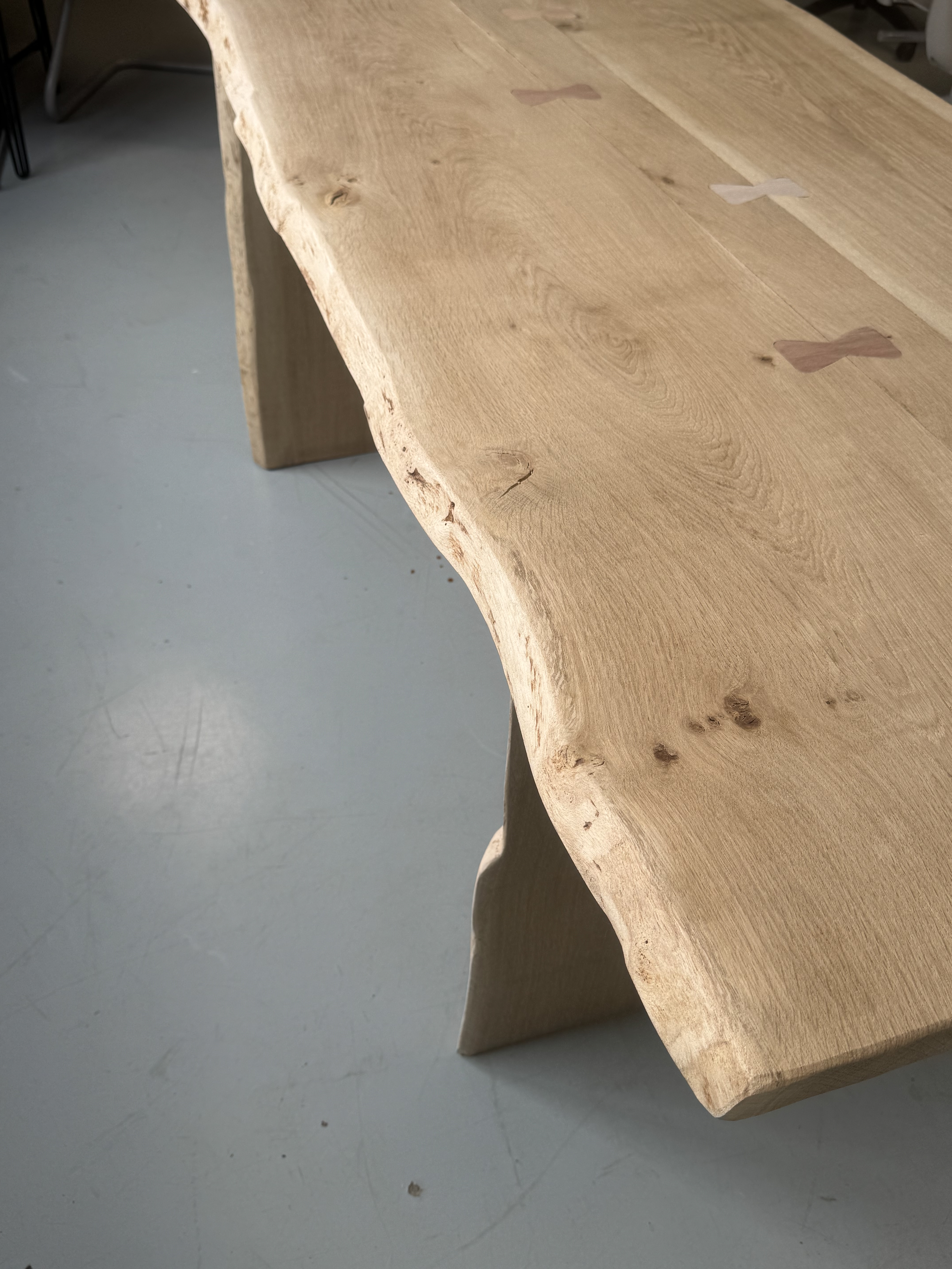 Grande table "Boisillon" en chêne massif – Insert papillons Meranti & pieds Noeuda – Image 6