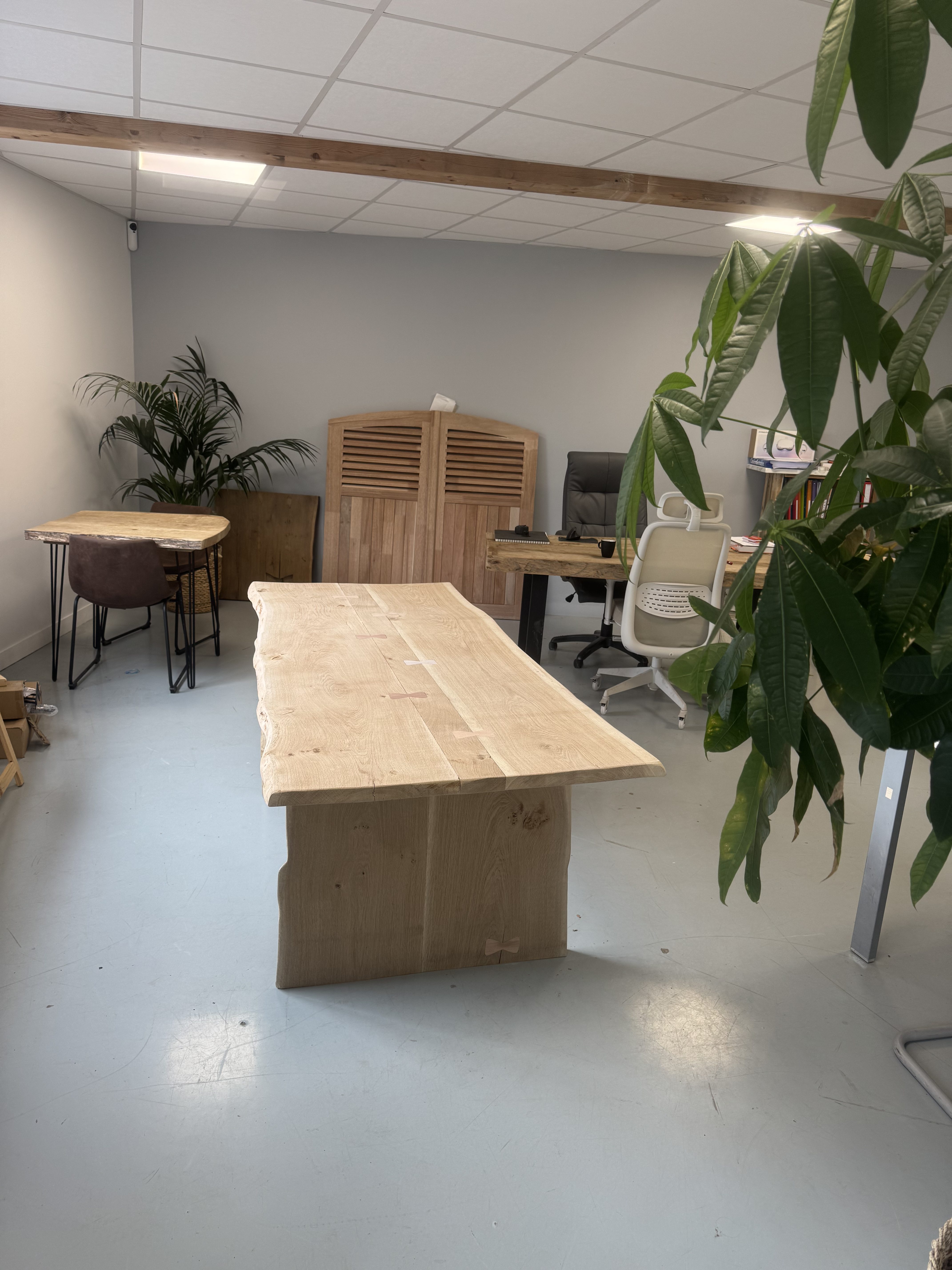 Grande table "Boisillon" en chêne massif – Insert papillons Meranti & pieds Noeuda – Image 4